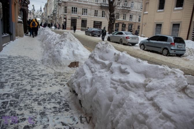 Скільки потрібно техніки, щоб ефективно розчистити сніг у Львові і прилеглих громадах