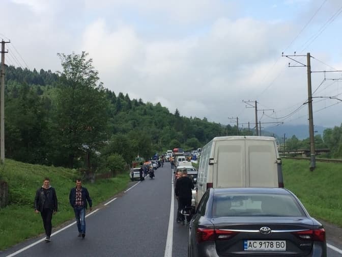 На Львівщині мешканці перекрили дорогу в селі Стрілки у знак протесту