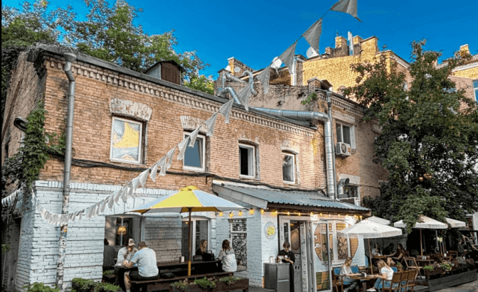 Активісти подали позов з вимогою заборонити забудову "Дворика з круками"