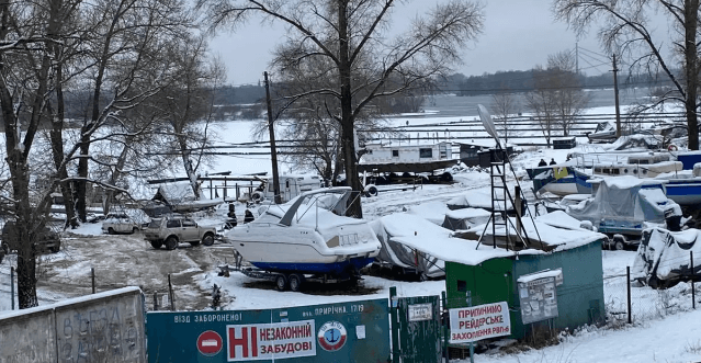 Суд зобов’язав човникову станцію на Оболоні звільнити, зайняту нею територію на вулиці Прирічній