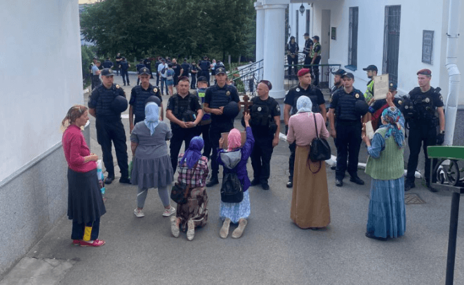 УПЦ МП програла суд проти Мінкульту. Правоохоронці розблокували вхід до двох корпусів Лаври
