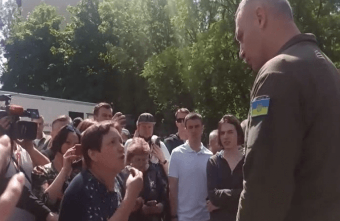 Жінка, чия невістка загинула під час обстрілу Києва, поскаржилася Кличку на зачинені укриття