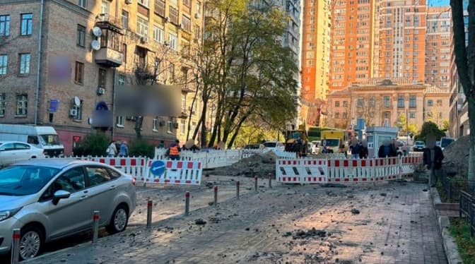 В центрі Києва прорвало трубу тепломережі. Рух перекрито