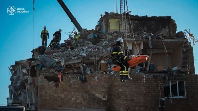 Кількість жертв російської атаки в Києві зрпосла до 23
