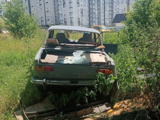 Ще дві покинуті автівки у Львові перевезли на арештмайданчик