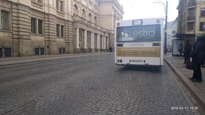 На зупинці у центрі Львова автобус збив 68-річну жінку