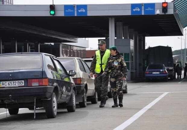 На хабарі за безперешкодний перетин кордону викрили інспекторку Львівської митниці