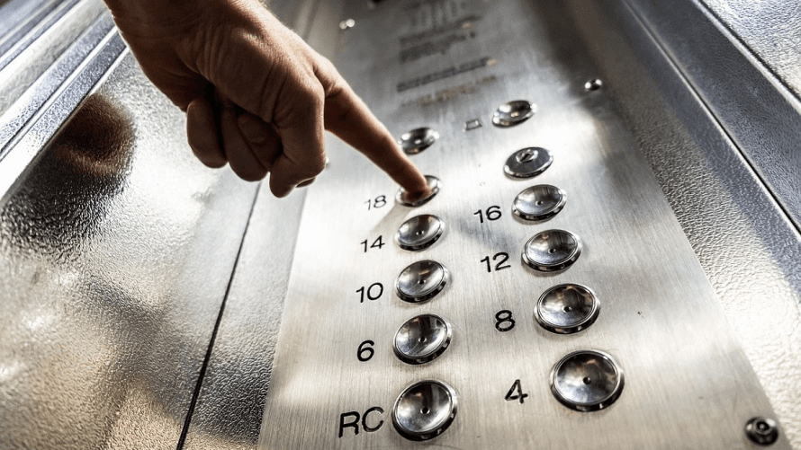 Застряг у ліфті – що робити? Після введення відключень світла у Львові зростають такі випадки 