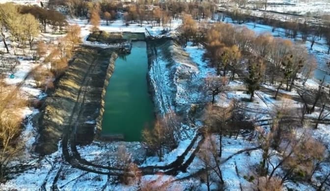 Комунальники показали, як рятують озеро Синє на Виноградарі