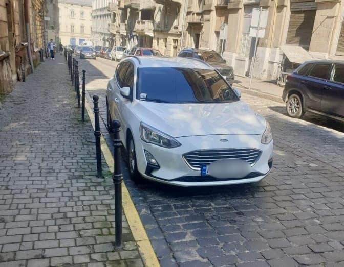 Жовта розмітка на вулицях Львова — не для краси: чому її не можна ігнорувати