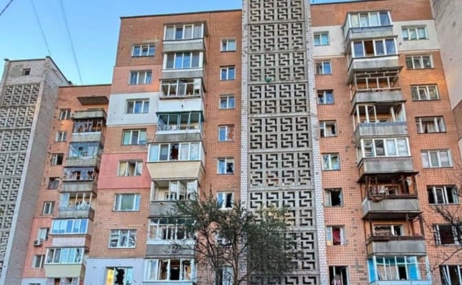 Пошкоджено житловий будинок і дитсадок. Наслідки нічної російської атаки в Києві та області