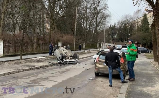 Ситуація на вулицях Львова. На перехресті Чупринки – Повстанської перекинулася автівка