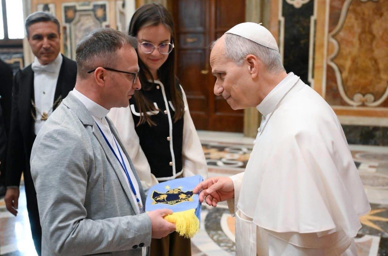 Представник Центру Опіки Сиріт з Папою Римським / Фото зі сторінки Центру