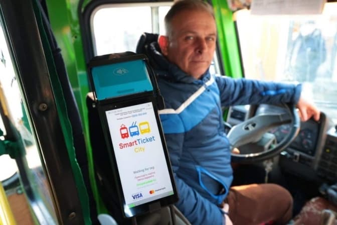 Майже сотня осіб поскаржились на неможливість здійснити безготівкову оплату в автобусах Львівщини