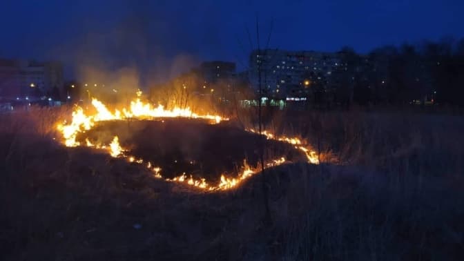 На Науковій у Львові поблизу житлових будинків горить суха трава