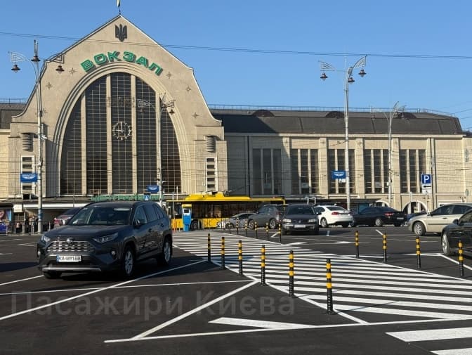 На Вокзальній площі запрацював новий паркінг. Яка вартість