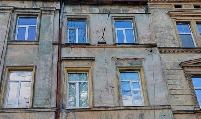 У центрі Львова від фасаду відпала частина тиньку