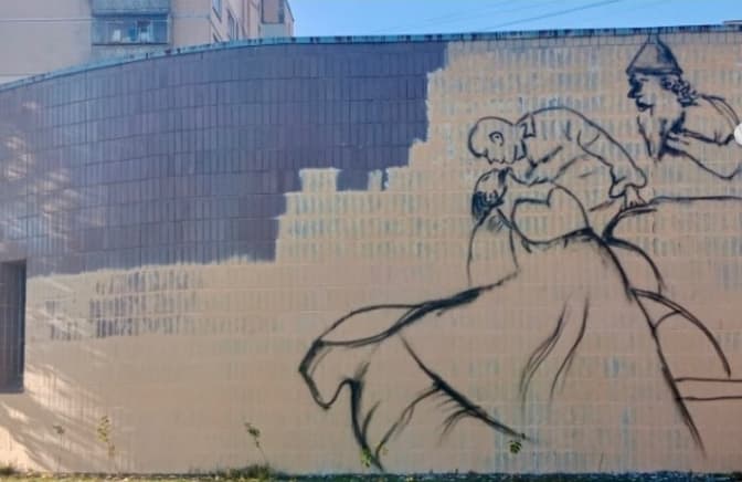 Авторка скандального муралу з поцілунком почала малювати його на іншій будівлі