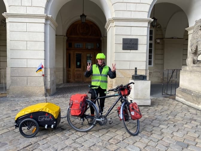 Польський волонтер на велосипеді привіз ліхтарики для львівських учнів