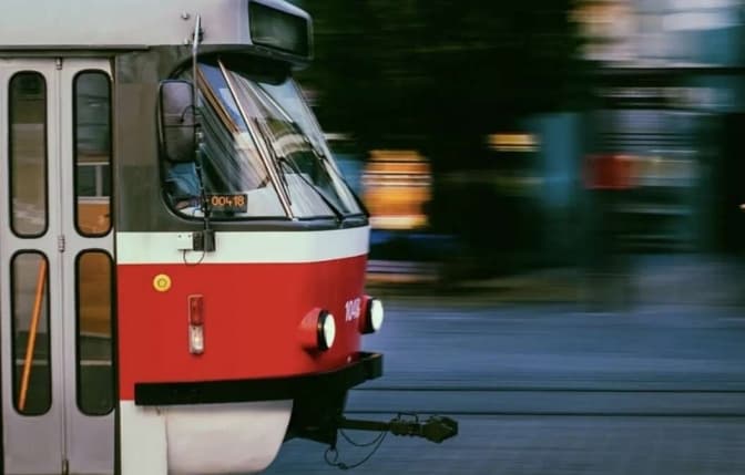 Трамваї і автобуси з Оболоні на Контрактову тимчасово припинять роботу