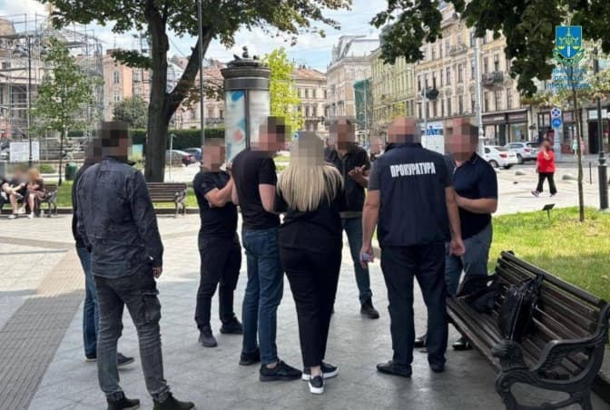 На Львівщині ексвикладач університету обіцяв незаконний виїзд чоловіків за кордон за 18 тис. доларів