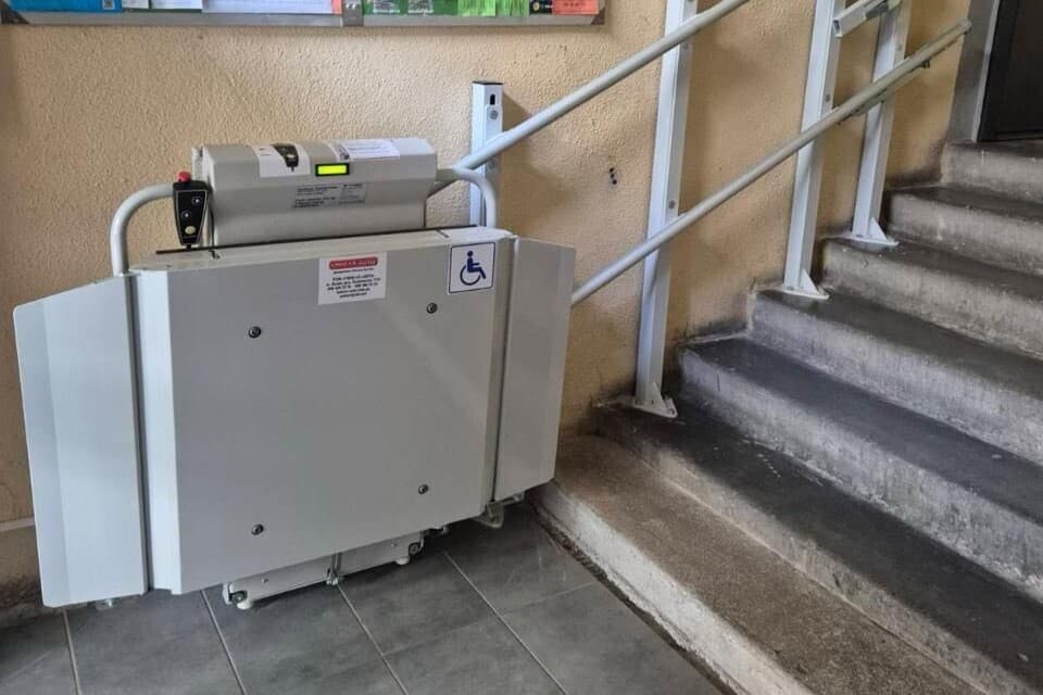 Компактний підйомник для людей на кріслах колісних / фото ЛМР.