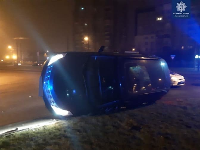Нетверезий водій у Львові під час втечі від патрульних перекинувся на авто