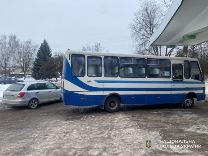 У Львові на автовокзалі водій автобуса заднім ходом наїхав на 69-річну жінку. Вона в лікарні
