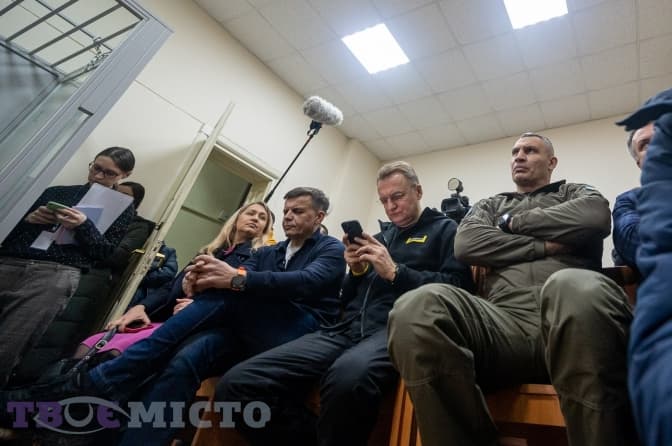 Садовий та Кличко прийшли на суд міського голови Чернігова