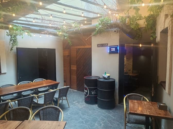 У центрі Львова підприємиця самовільно зайняла землю біля памʼятки архітектури