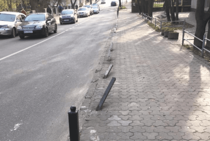 У Львові водій таксі заснув за кермом та збив 13 стовпців на вулиці Горбачевського