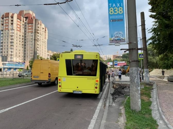 Чому на проспекті Чорновола ліквідовують кілька кишень для громадського транспорту