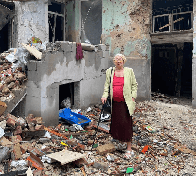 Христина Гоянюк на фоні знищеного будинку у Львові / Фото зі сторінки Римми Зюбіної
