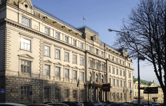 Біля Львівської облради зроблять платне паркування