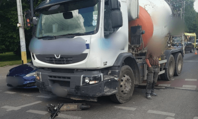 У Львові трапилася ДТП за участі бетонозмішувача та електросамоката