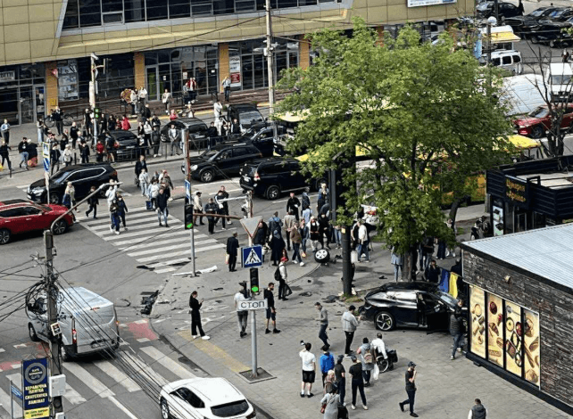 У Львові на Сихові сталась ДТП: авто вилетіли на тротуар. Оновлено