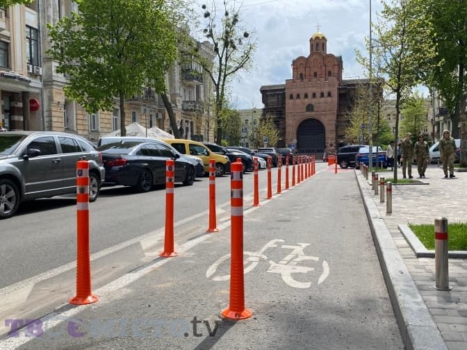 У Києві біля Золотих Воріт, після скарг, відокремили велодоріжку стовпцями-делініаторами