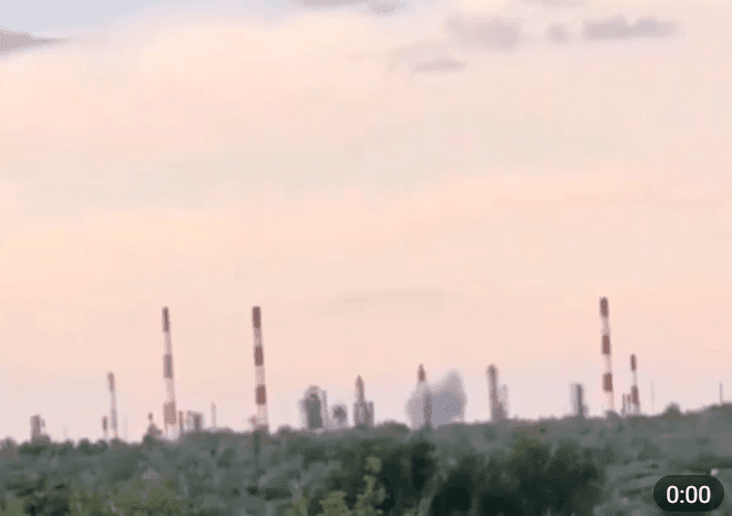 Уражений Сизранський нафтопереробний завод / Скриншот з відео, яке оприлюднив Генштаб ЗСУ