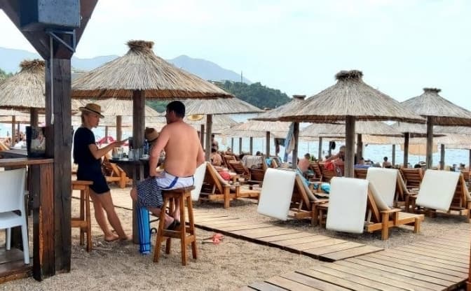 У Чорногорії почали вимагати Covid-сертифікати у відвідувачів ресторанів і клубів