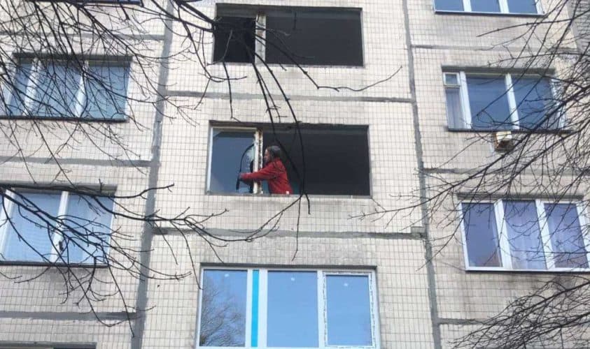 У будинках на Науковій замінюють вікна, вибиті внаслідок ракетної атаки на Львів