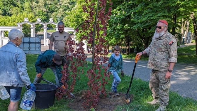 У львівському парку висадили дерева в пам'ять про загиблих захисників