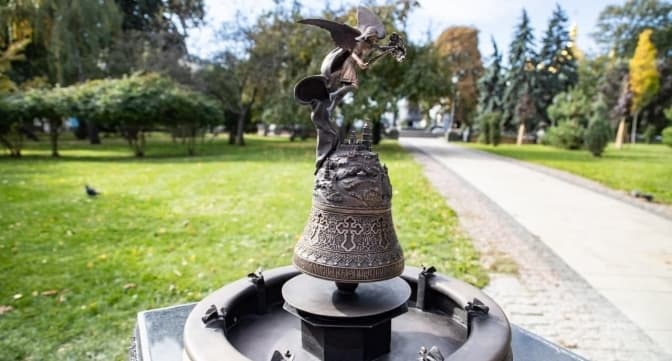 У Києві затримали зловмисника, який намагався викрасти скульптуру в парку «Володимирська гірка»