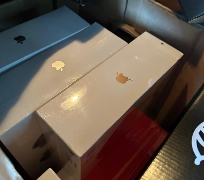 На Львівщині жінка намагалася перевезти техніку Apple на мільйон гривень під виглядом їжі