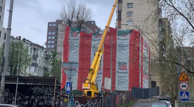 Після демонтажу паркану благоустроєм, будівельники продовжують у «відкриту» розбирати пам'ятку