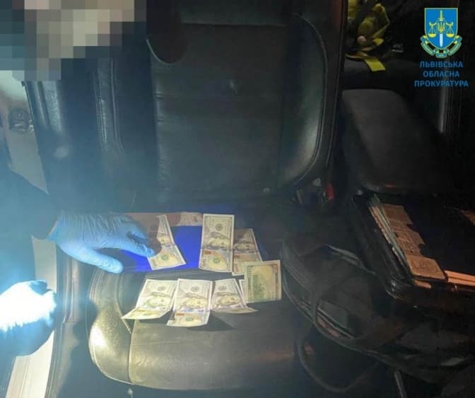 На Львівщині чоловік хотів уникнути відповідальності за нетверезу їзду за 700 доларів хабаря