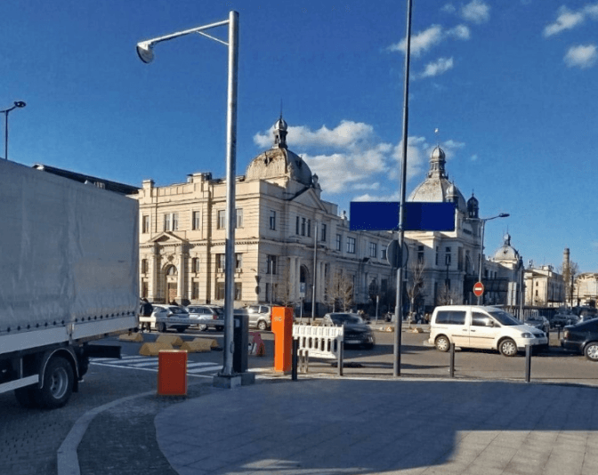 Біля залізничного вокзалу у Львові оновили цілодобовий паркінг. Які ціни