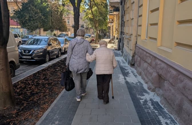 У Львові завершили перший етап ремонту тротуару біля госпіталю (фото до і після)
