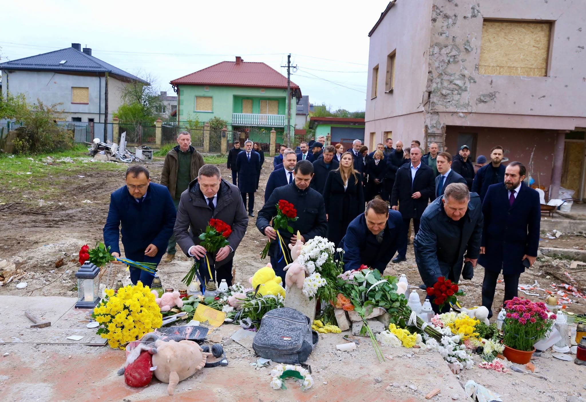 Радослав Сікорський на місці удару під Львовом 5 жовтня / Фото зі сторінки Максима Козицького
