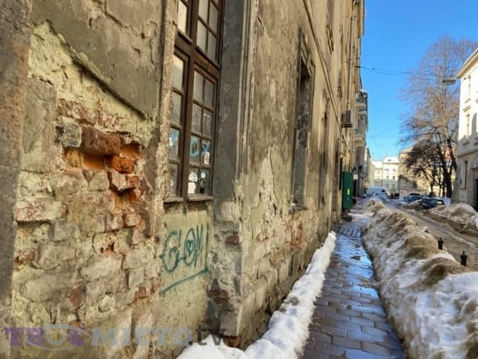 Чому у Львові разом зі снігом сипляться фасади будівель і хто за це відповідальний