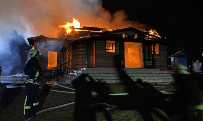 На Львівщині повністю згоріла дерев’яна церква